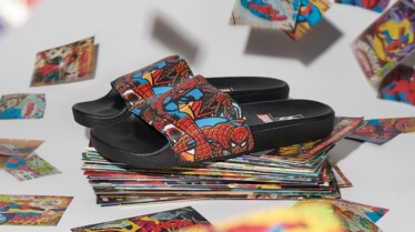 FA18_Classics_Marvel_Elevated_VN0004KI9H7_MNSlideOn_spiderman_black_2.jpg