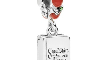 Disney, Livre de Blanche et les sept Nains, Charm pendentif.jpg