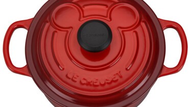 Le Creuset Mickey Mouse™ 90th Birthday 18cm Signature Round Casserole (4).jpg