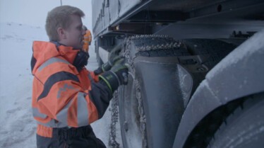 605_PressurePileUp_IceRoadRescue_LR_02.jpg
