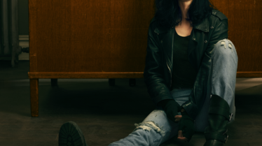 Jessica_Jones_Season_2_WithBranding_NA_EST_and_VODStore_FrontFandango_Now800_x_1200USTexted.png