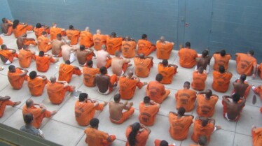 L'enfer des prisons  Délinquants contre policiers (2).JPG