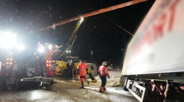 1106_NoAlternativeRoute_IceRoadRescue_06.jpg