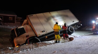 1104_NorthernLights_IceRoadRescue_26.jpg