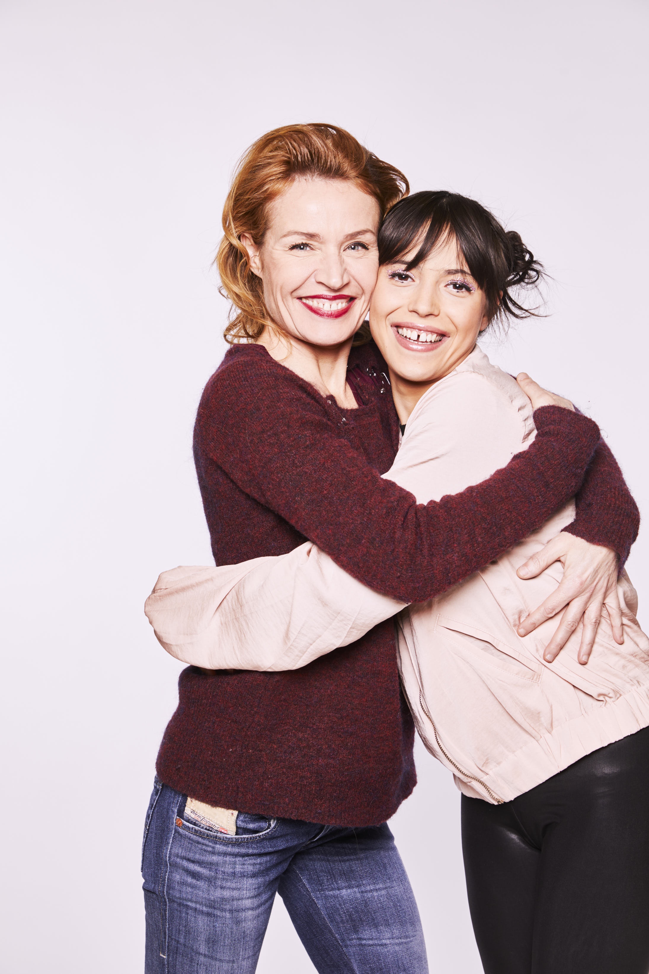 Isa (Isabelle DESPLANTES) et Barbara (Lubna GOURION)_Câlins.jpg