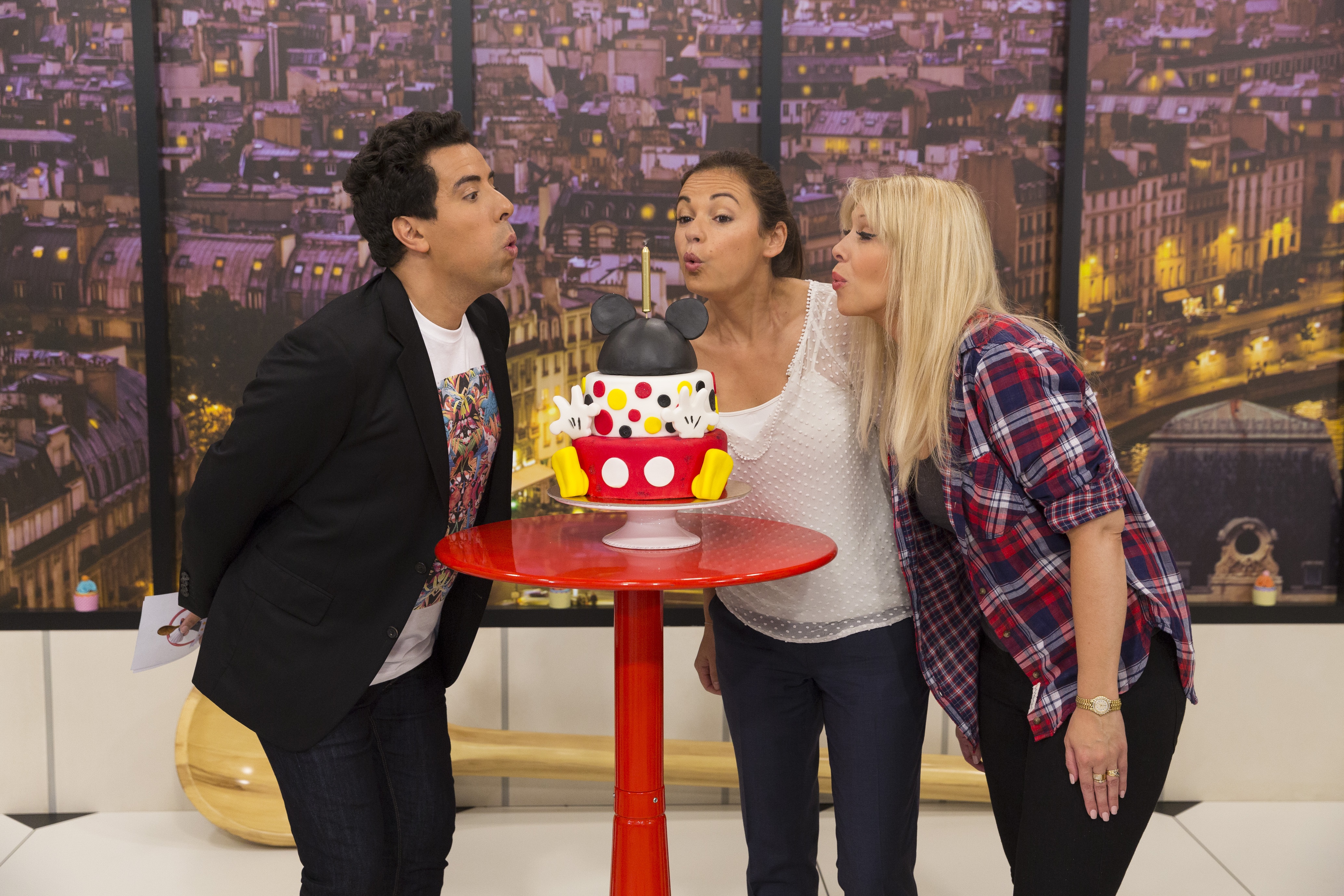 Episode 2 - Abdel et Elodie souhaitent un joyeux anniversaire au Journal de Mickey avec Anne-Marie L.jpg