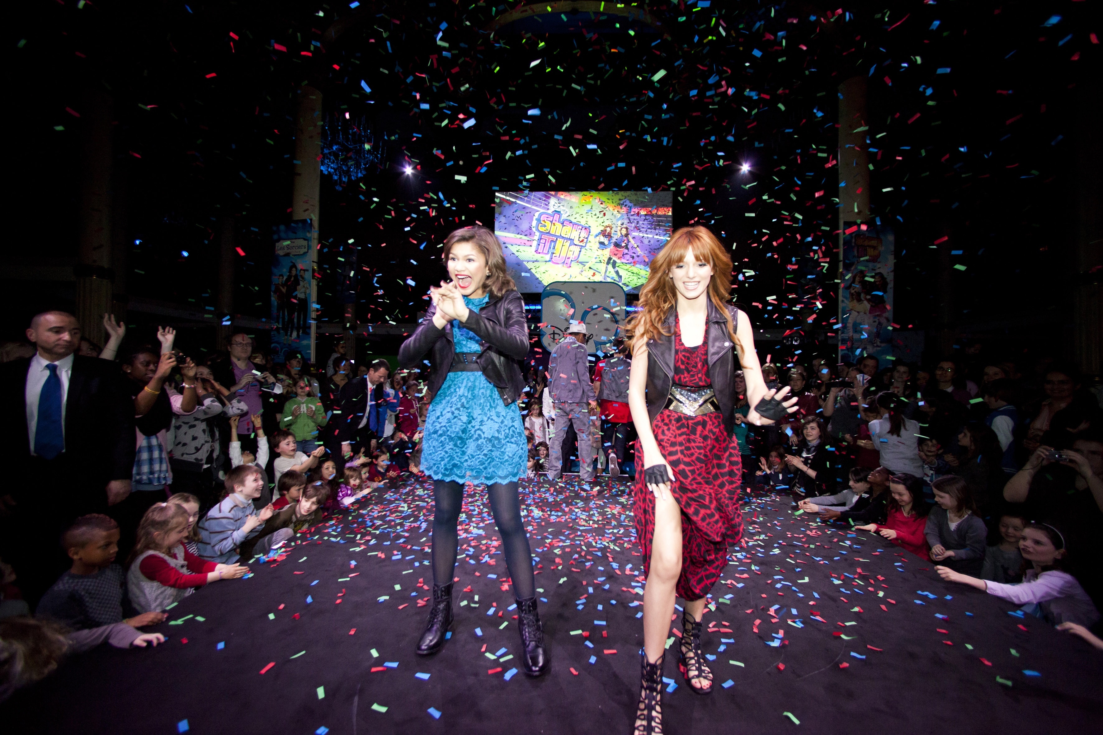 Bella Thorne et Zendaya sur scène à Paris (avril 2011) - 3.jpg