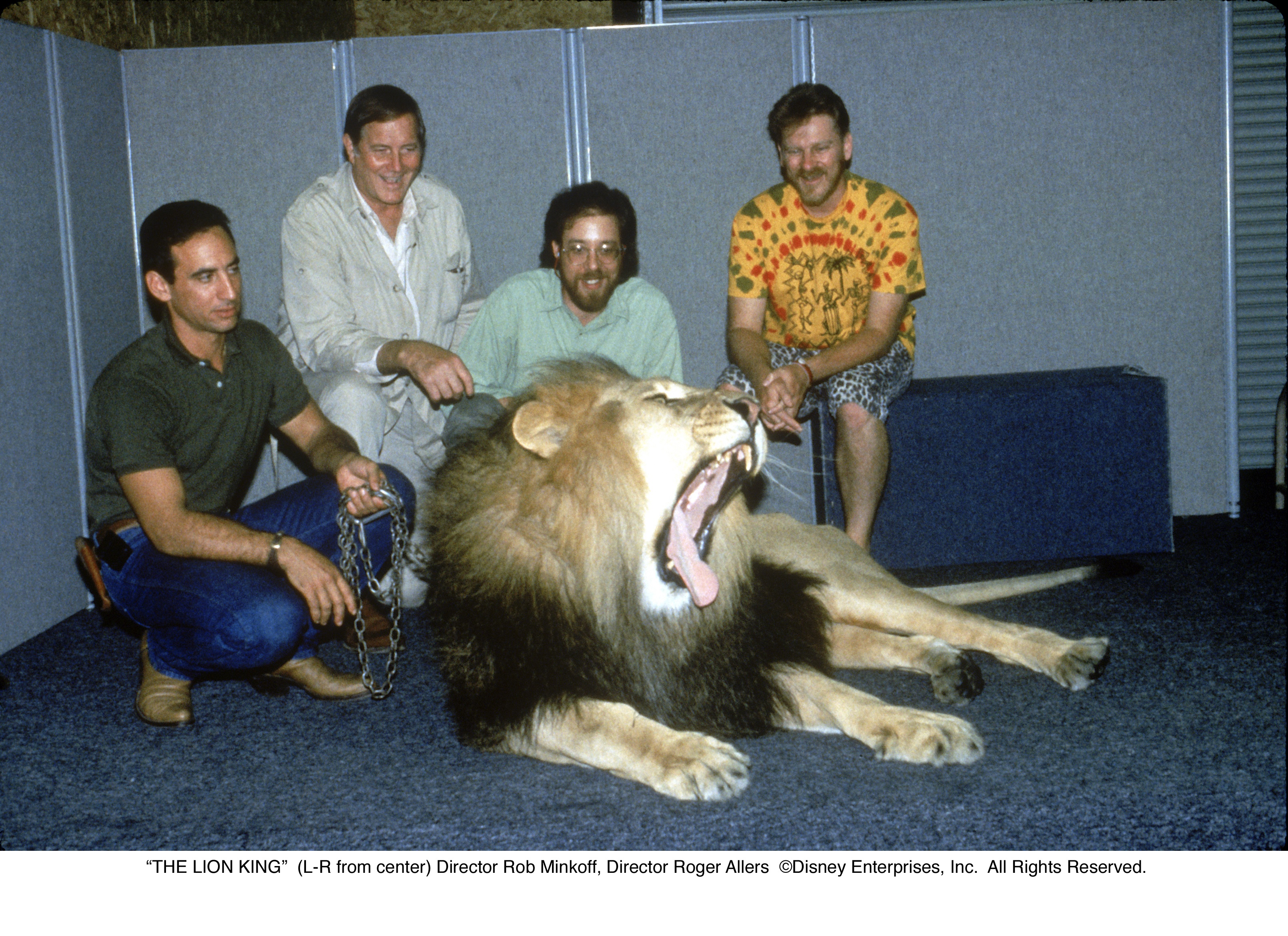Léquipe autour dun véritable lion.jpg