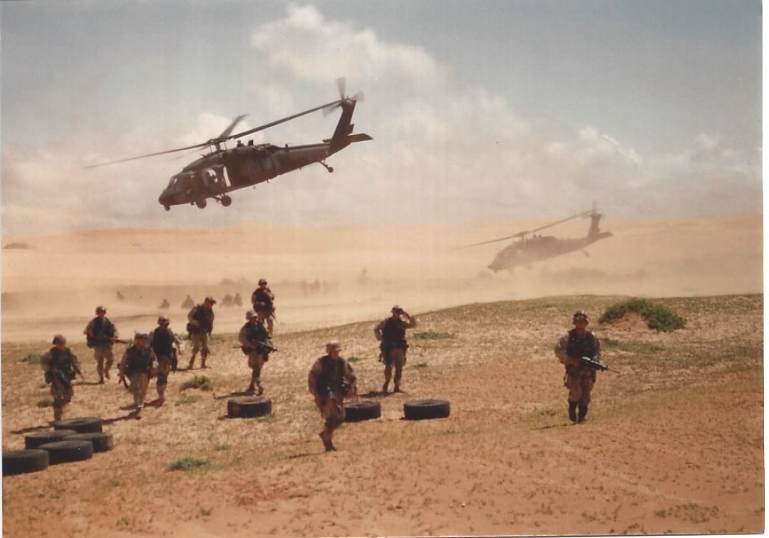 No Man Left Behind  Black Hawk à terre.jpg