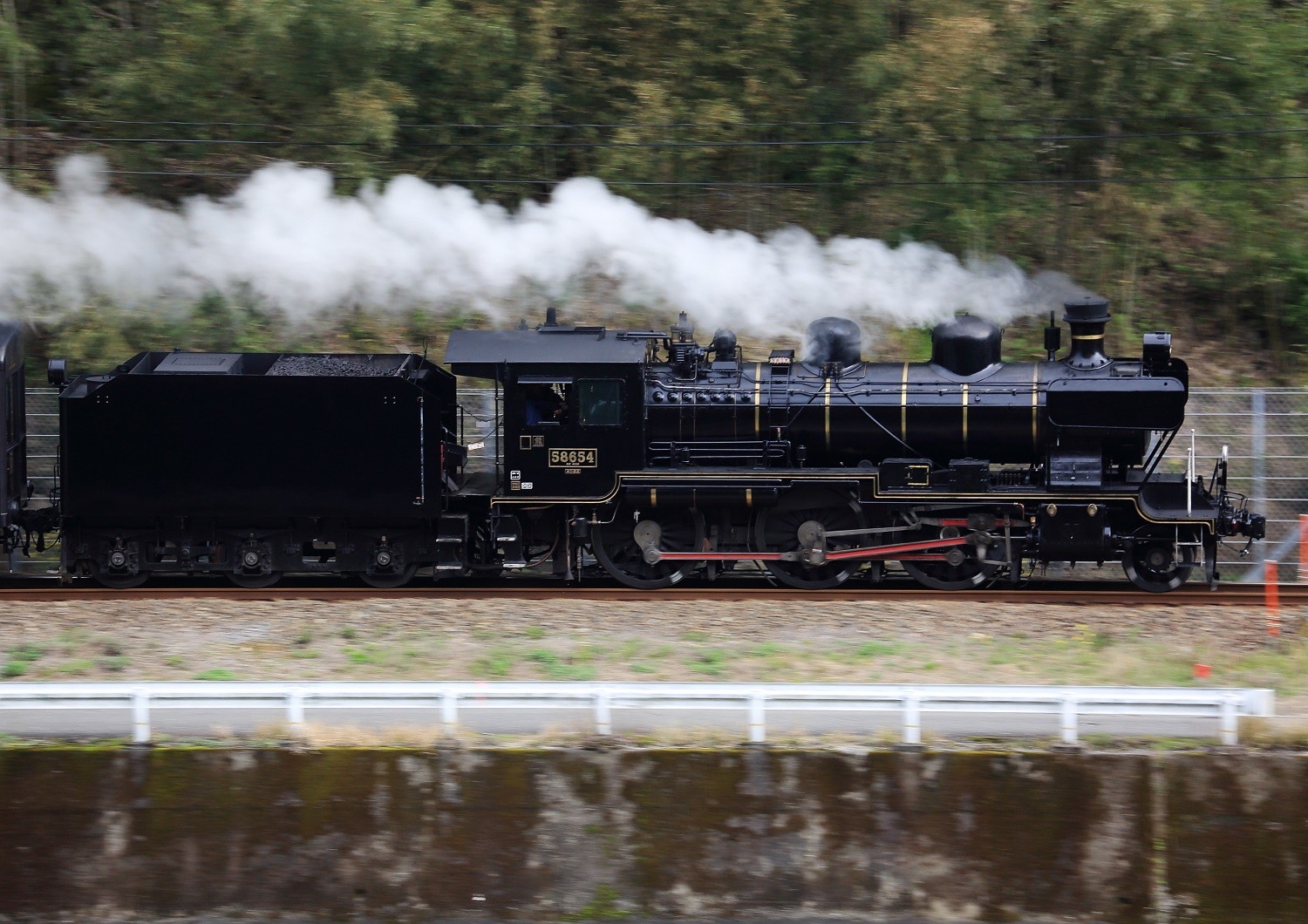 Un train à travers  Le Japon (2).jpg
