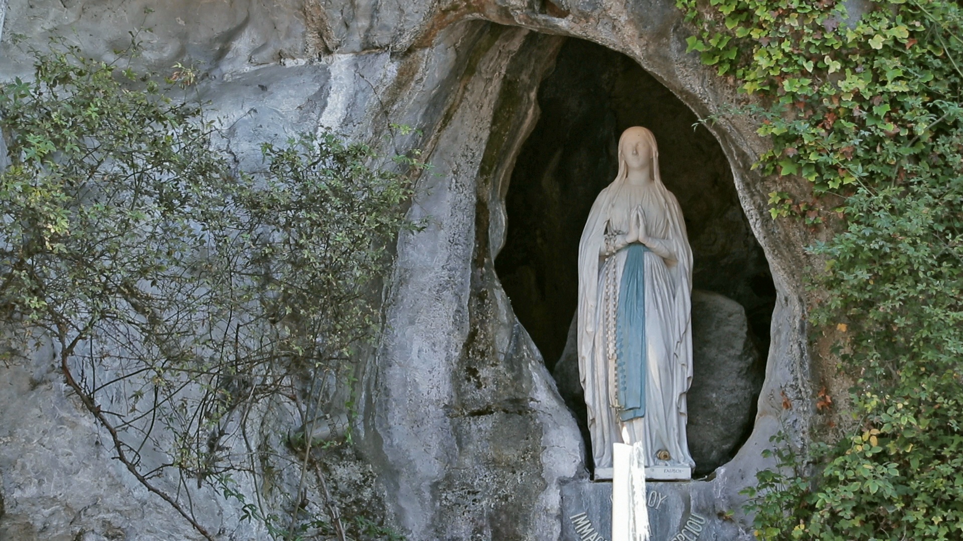 Secrets des sites mythiques de France  Lourdes.jpg