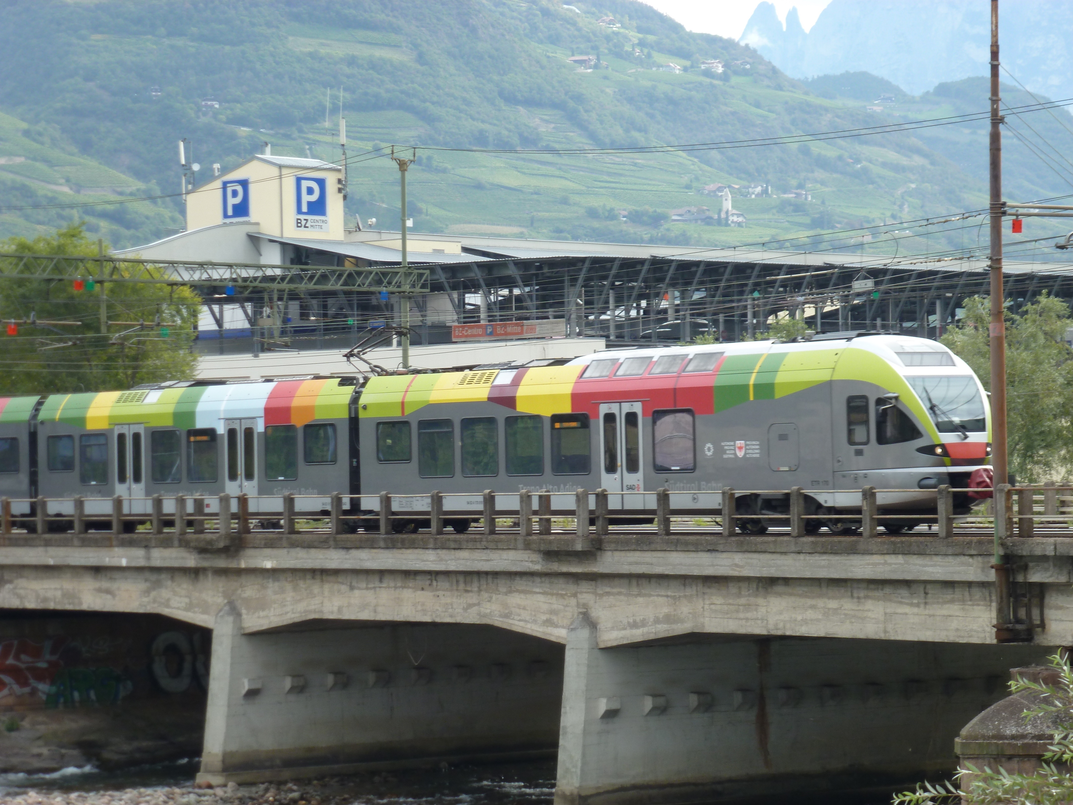 Un train à travers L'Haut-Adige, Italie (1).JPG