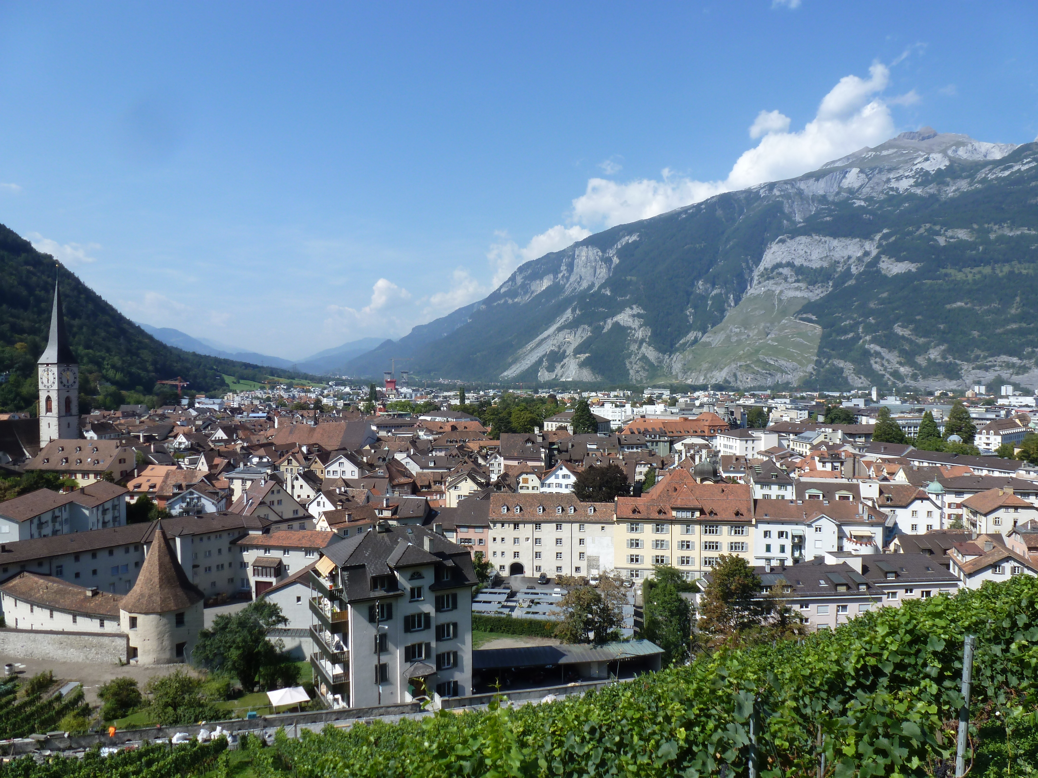 Un train à travers  Lugano (1).JPG