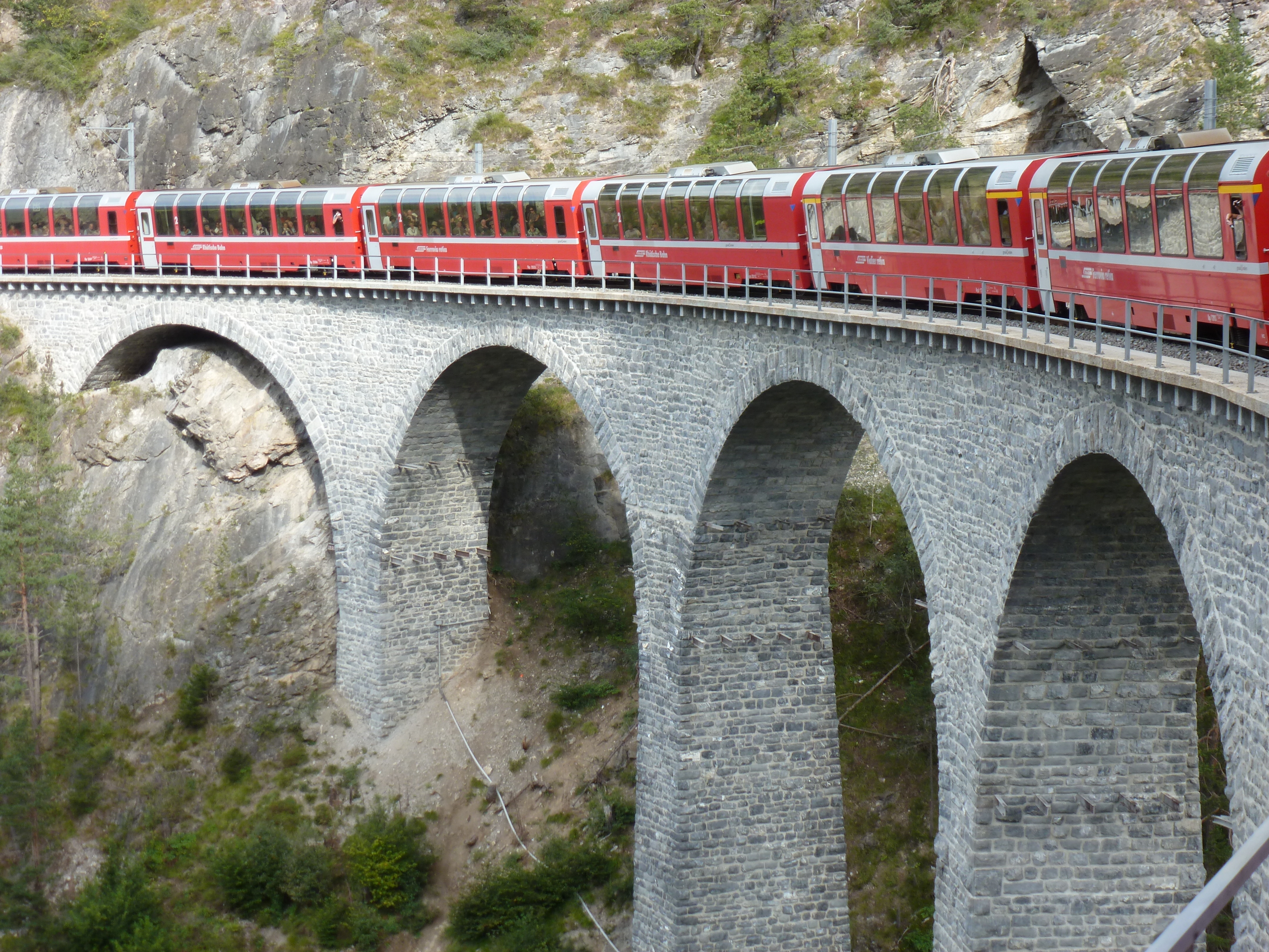 Un train à travers Lugano.JPG