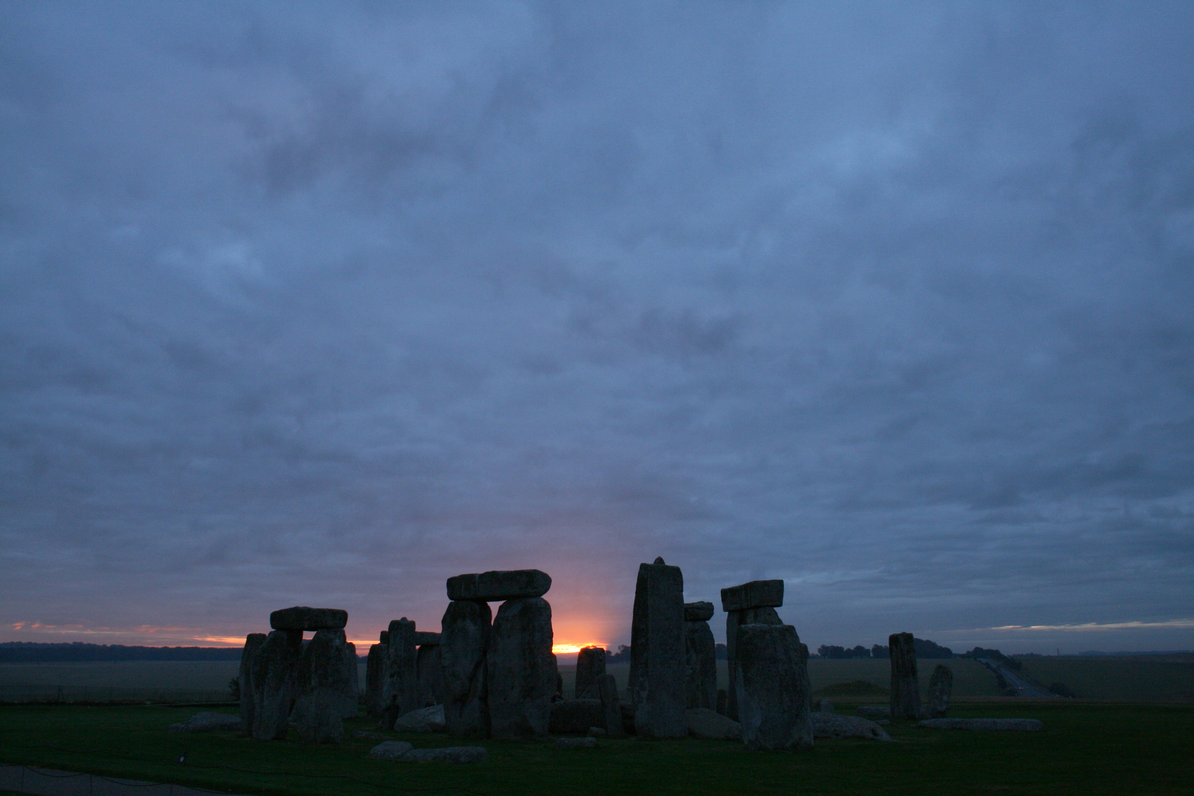 STONEHENGE REDEVOILE 1.JPG
