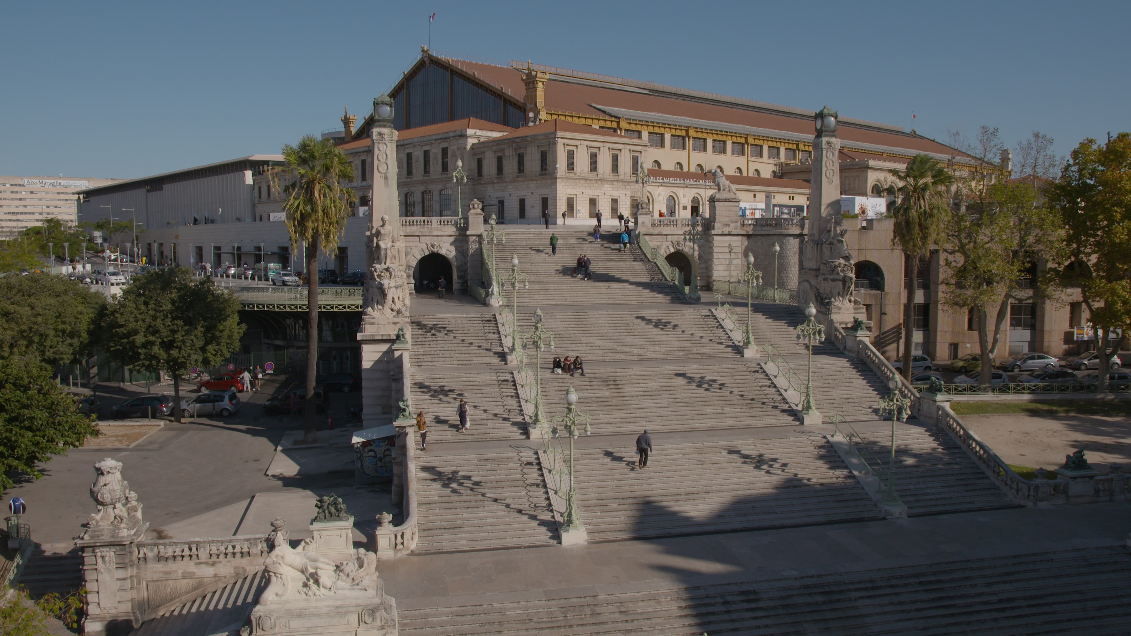 MARSEILLE-GARES-DES-CONTRAIRES-IMAGE-1.jpg