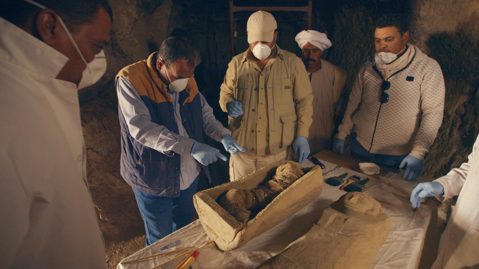 Ep204_SearchForCleopatra_LostTreasuresOfEgypt_LR_09.jpg