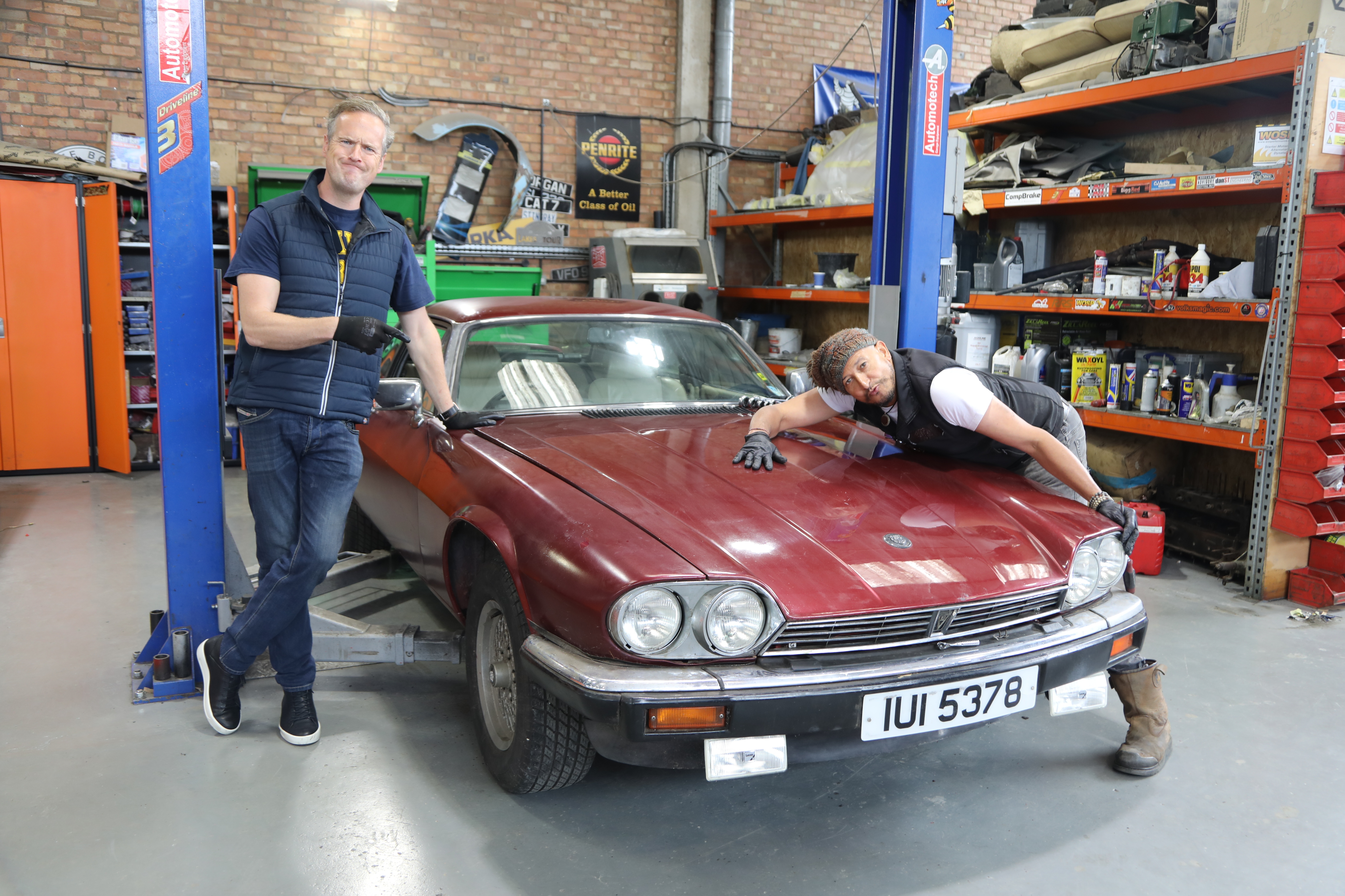 901_JaguarXJ-SV12_CarSOS_007.jpg