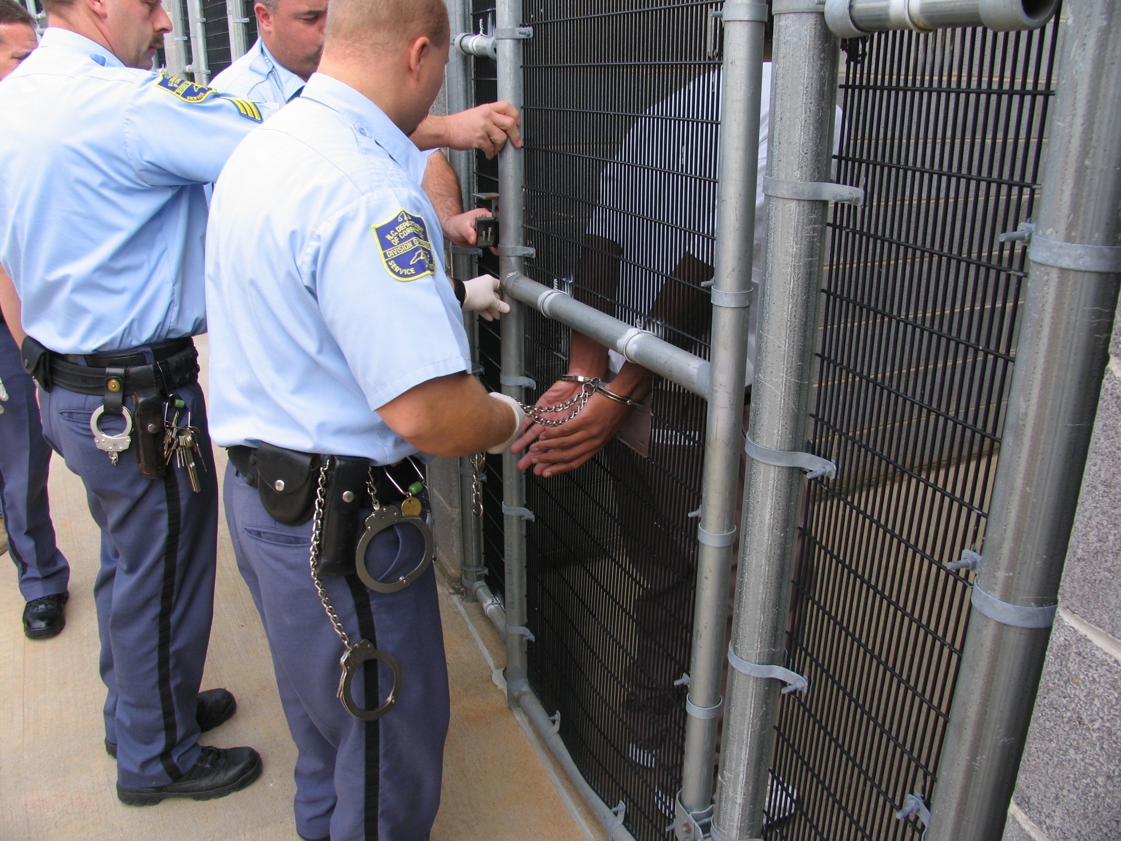 Enfer des prions liens entre prisonniers 1.JPG