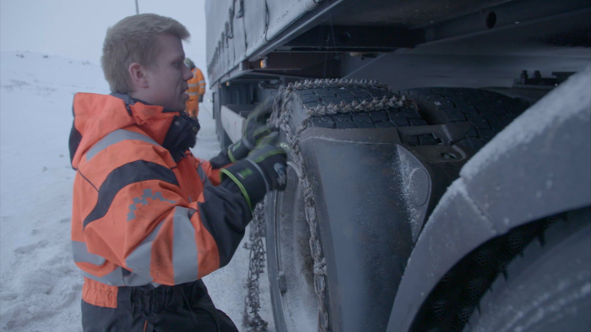 605_PressurePileUp_IceRoadRescue_LR_02.jpg