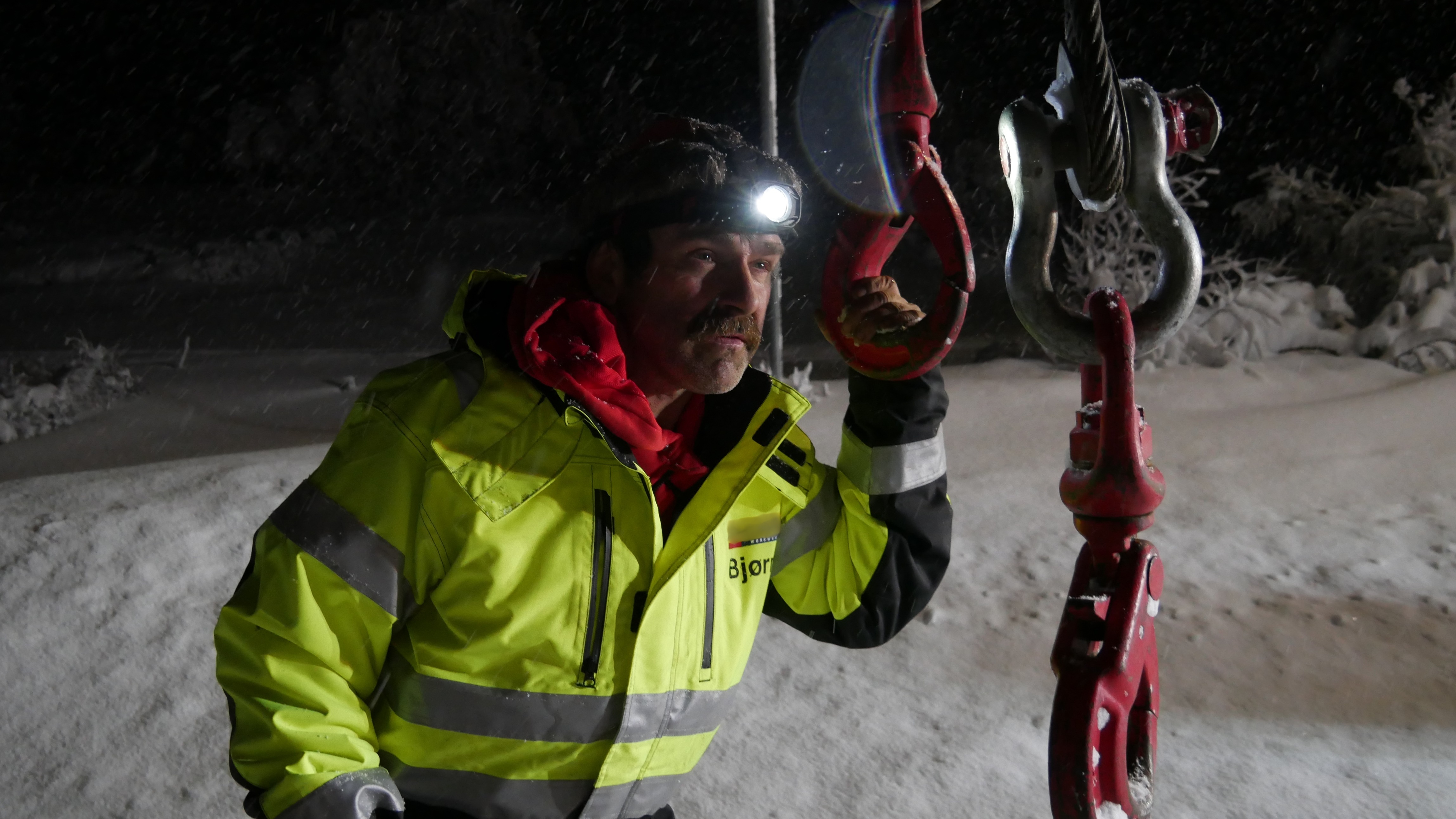 604_IceRoadRescue_021.jpg