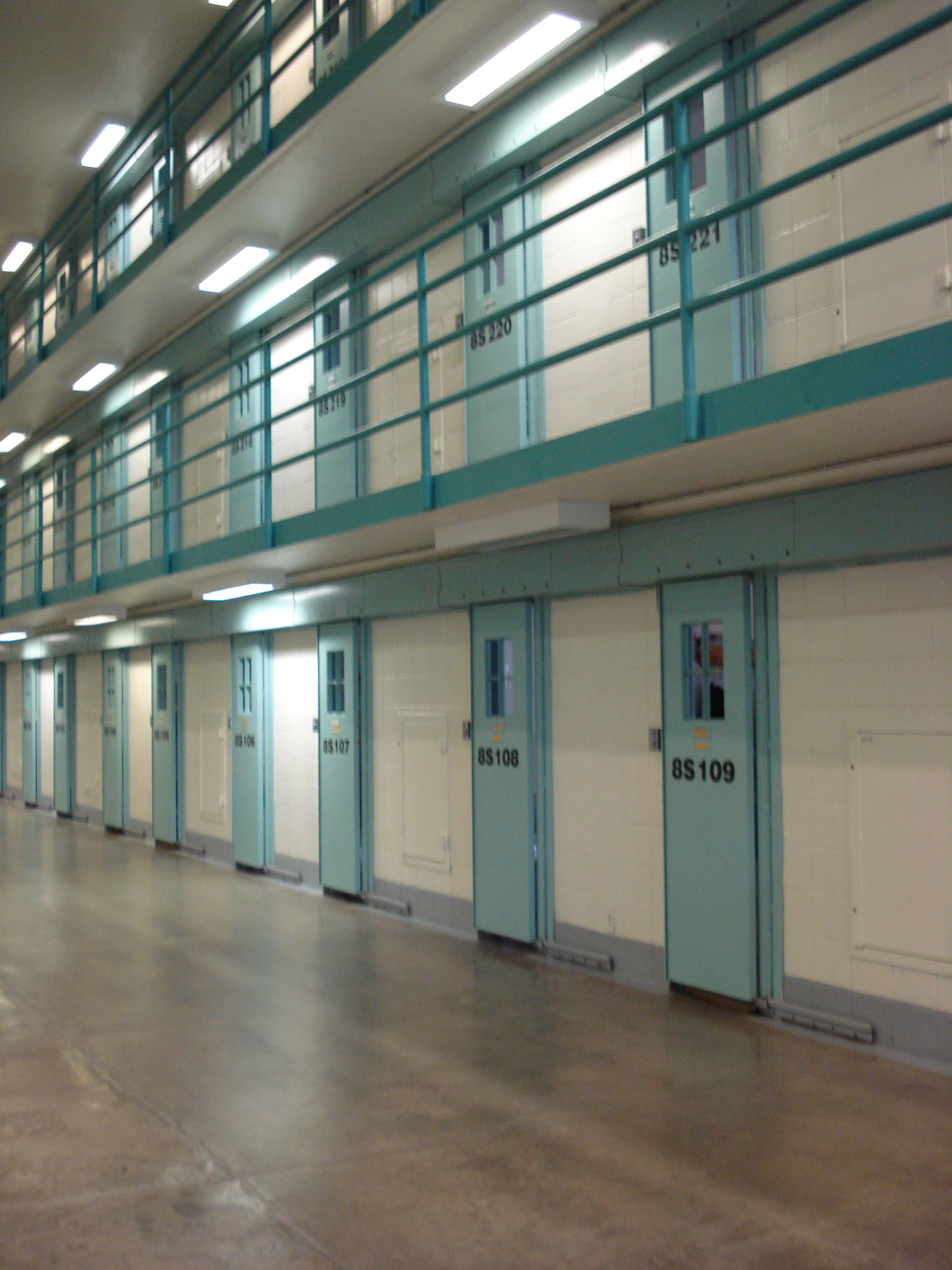 L'enfer des prisons  Délinquants contre policiers (1).JPG