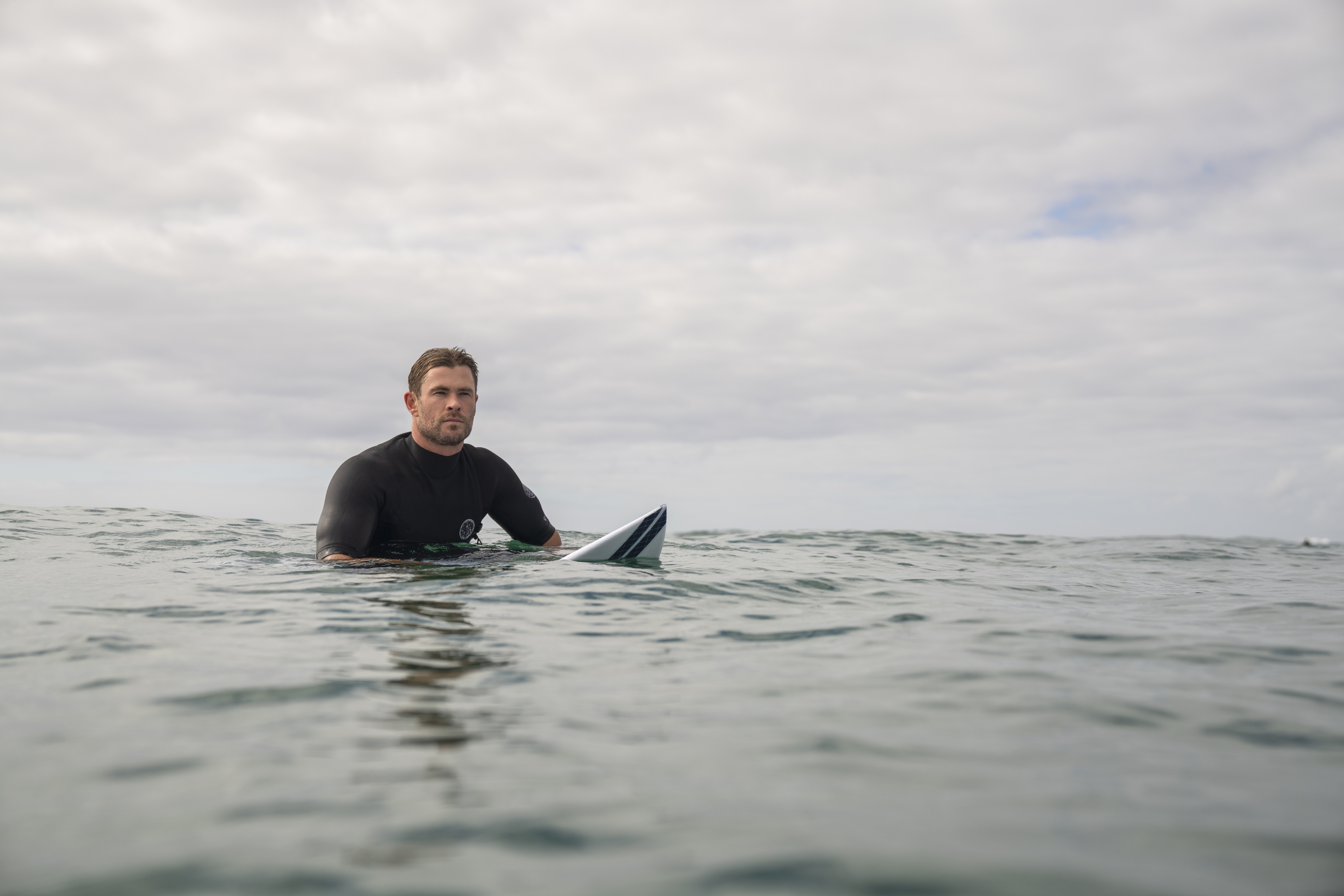 Chris Hemsworth à la rencontre des requins (4).jpg