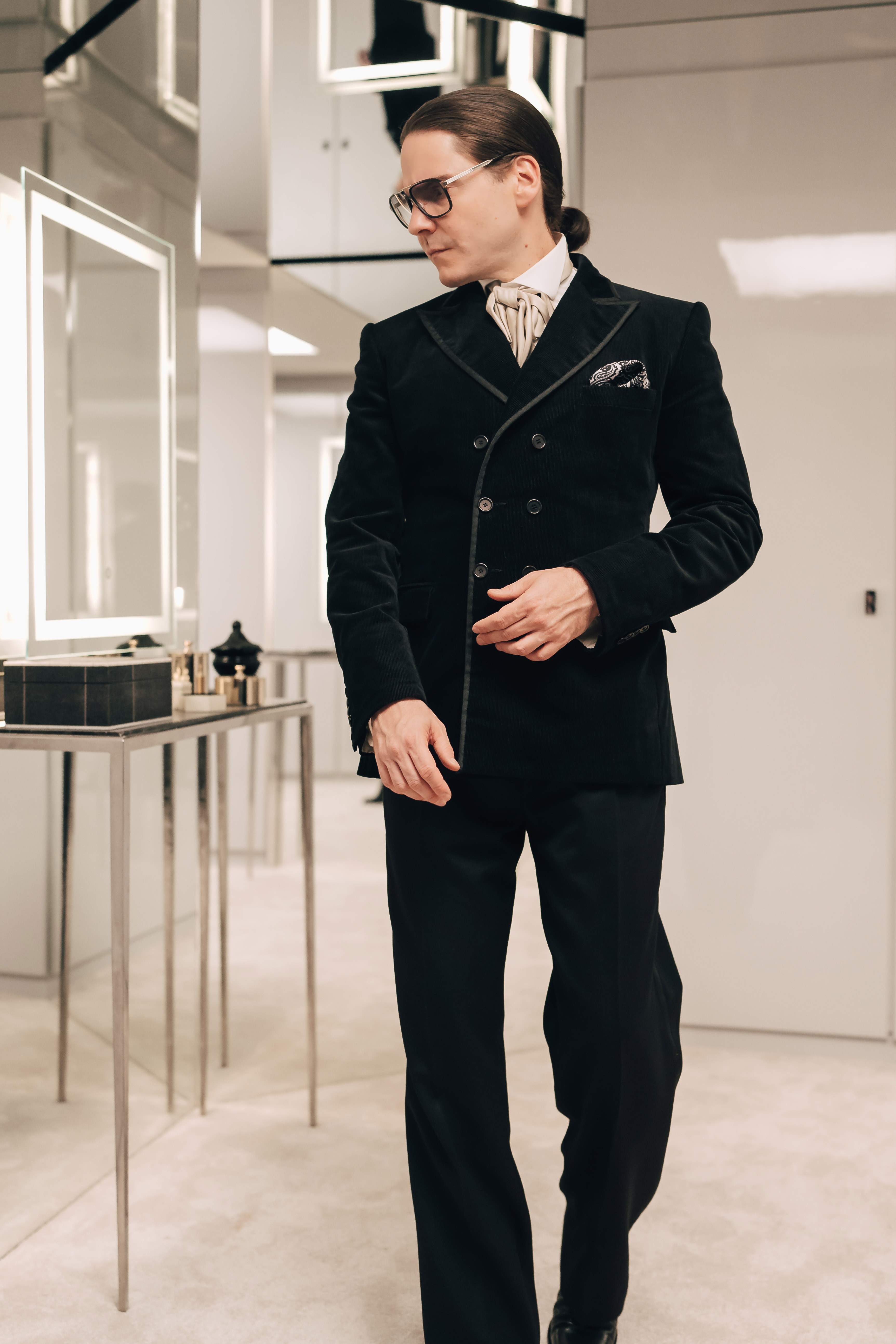 Disney+ - Becoming Karl Lagerfeld - Daniel Brühl (2).jpg