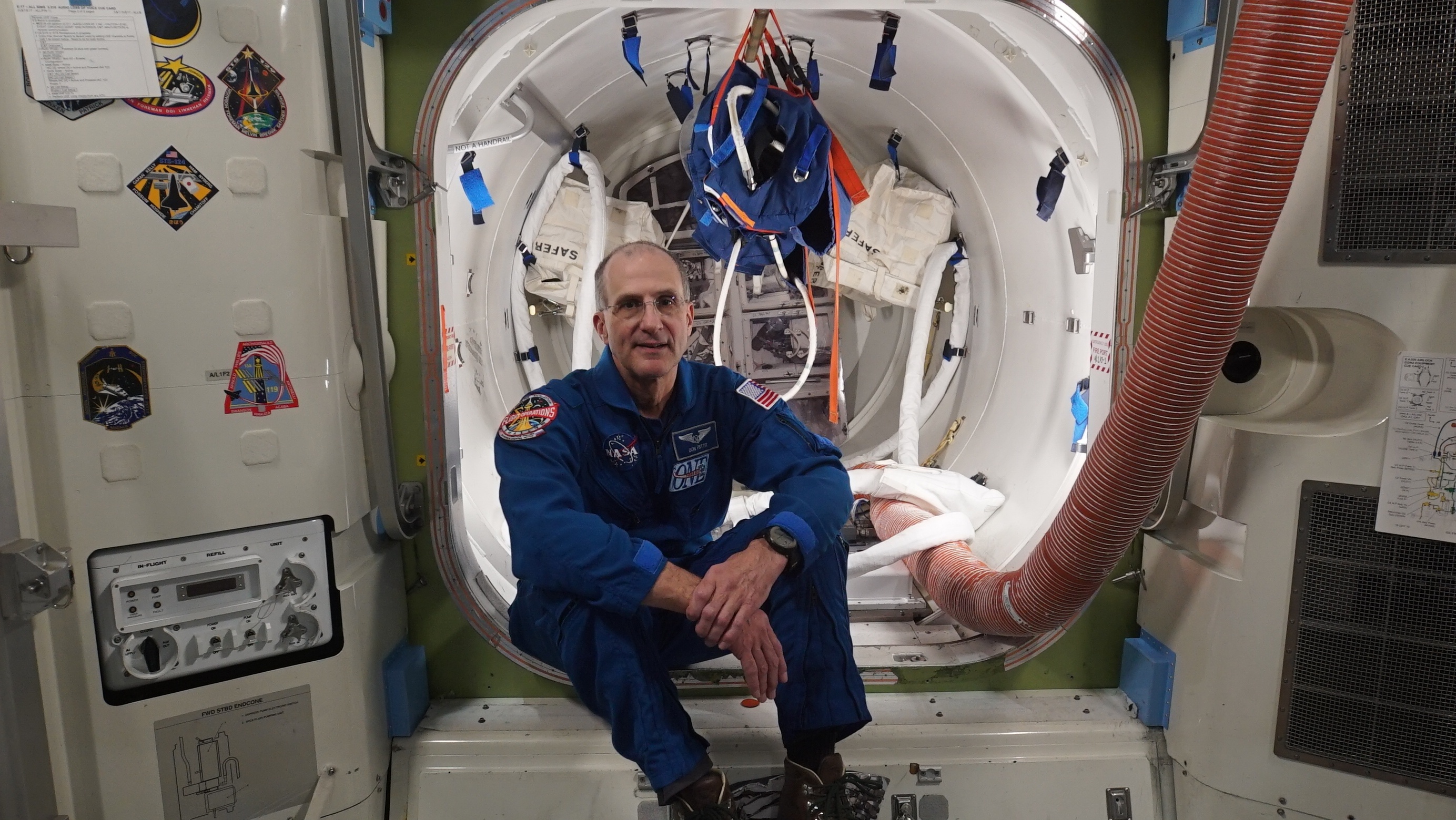 Superstructures  Merveilles technologiques - À bord de l’ISS (1).jpg