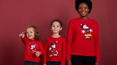 Les pulls de Noël aux couleurs de vos héros Disney préférés