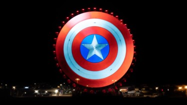 Le célèbre bouclier des studios Marvel était à Marseille  Pour fêter l’arrivée aujourd’hui  De la nouvelle série événement des studios Marvel "Falcon et le Soldat de l'Hiver"