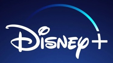 Découvrez la bande-annonce de MARRAINE OU PRESQUE,  une comédie de Noël à retrouver sur Disney+ dès le 4 décembre