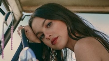 Découvrez la bande-annonce et l’affiche de « OLIVIA RODRIGO : DRIVING HOME 2 U (A SOUR FILM) »