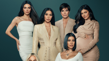 Découvrez l’affiche officielle de la série originale  « LES KARDASHIAN »