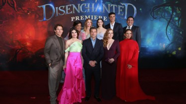 L’équipe du nouveau film original Disney+  « IL ÉTAIT UNE FOIS 2 »  a donné le coup d’envoi des fêtes de fin d’année lors d’une grande première à Hollywood hier soir