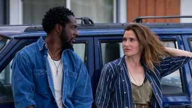 Disney + dévoile les premières images de « TINY BEAUTIFUL THINGS », la nouvelle série dramatique Disney+ avec Kathryn Hahn