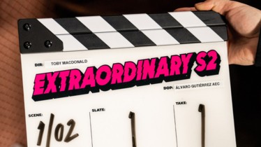 La série originale Disney+ « EXTRAORDINARY » renouvelée pour une seconde saison actuellement en tournage à Londres