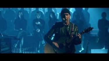 Le 17 mars, jour de la Saint-Patrick, Disney+ proposera le documentaire « BONO & THE EDGE: A SORT OF HOMECOMING, AVEC DAVE LETTERMAN », en parallèle de la sortie du nouvel album de U2 « SONGS OF SURRENDER »
