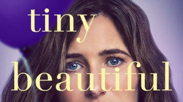 La minisérie originale Disney+ « TINY BEAUTIFUL THINGS » se dévoile dans sa bande-annonce et affiche