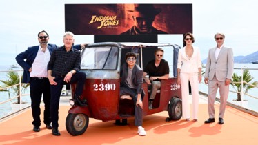 FESTIVAL DE CANNES 2023 - INDIANA JONES ET LE CADRAN DE LA DESTINÉE : Découvrez les photos de l’équipe du film sur la plage