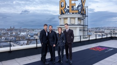 Le tapis rouge du Grand Rex a pris des allures de catwalk hier pour l’avant-première de la série événement « BECOMING KARL LAGERFELD »