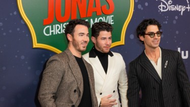 UN NOËL CHEZ LES JONAS BROTHERS I DISNEY+ CÉLÈBRE L’AVANT PREMIÈRE MONDIALE DE « UN NOËL CHEZ LES JONAS BROTHERS »