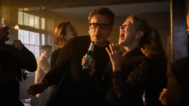 « ALICE ET STEVE » I LA NOUVELLE SÉRIE COMIQUE HULU RÉCOMPENSÉE À CANNESERIES SE DÉVOILE DANS UNE PREMIÈRE BANDE-ANNONCE ET UNE AFFICHE OFFICIELLE