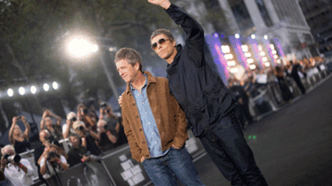 OASIS : DON'T LOOK BACK IN ANGER I LIAM ET NOEL GALLAGHER DU GROUPE OASIS ASSISTAIENT HIER À L'AVANT-PREMIÈRE BRITANNIQUE DE LEUR FILM DOCUMENTAIRE AUX CÔTÉS DU CRÉATEUR/SCÉNARISTE STEVEN KNIGHT ET DES RÉALISATEURS DYLAN SOUTHERN ET WILL LOVELACE