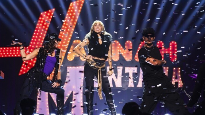 HANNAH MONTANA : SPÉCIAL 20 ANS ! I ATTEINT DES CHIFFRES DIGNES D’UNE SUPERSTAR AVEC 6,3 MILLIONS DE VUES DANS LE MONDE SUR DISNEY+ EN 3 JOURS