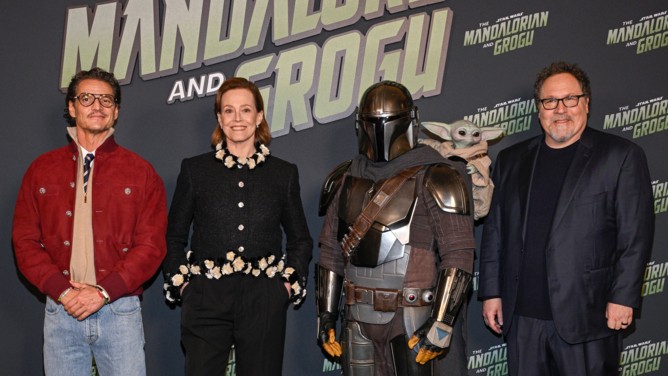 STAR WARS : THE MANDALORIAN AND GROGU | Les fans français mobilisés comme jamais pour célébrer l'équipe du film et le retour de Star Wars au cinéma