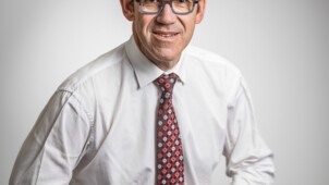 Jean-Laurent Granier, PDG de Generali France et le ballon des Coqs Festifs