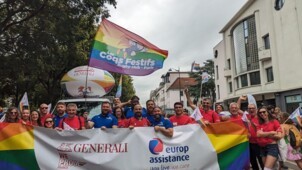 Generali France et Les Coqs Festifs à la marche des fierté parisienne en 2024