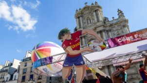 Char Generali France et Les Coqs Festifs - marche des fierté