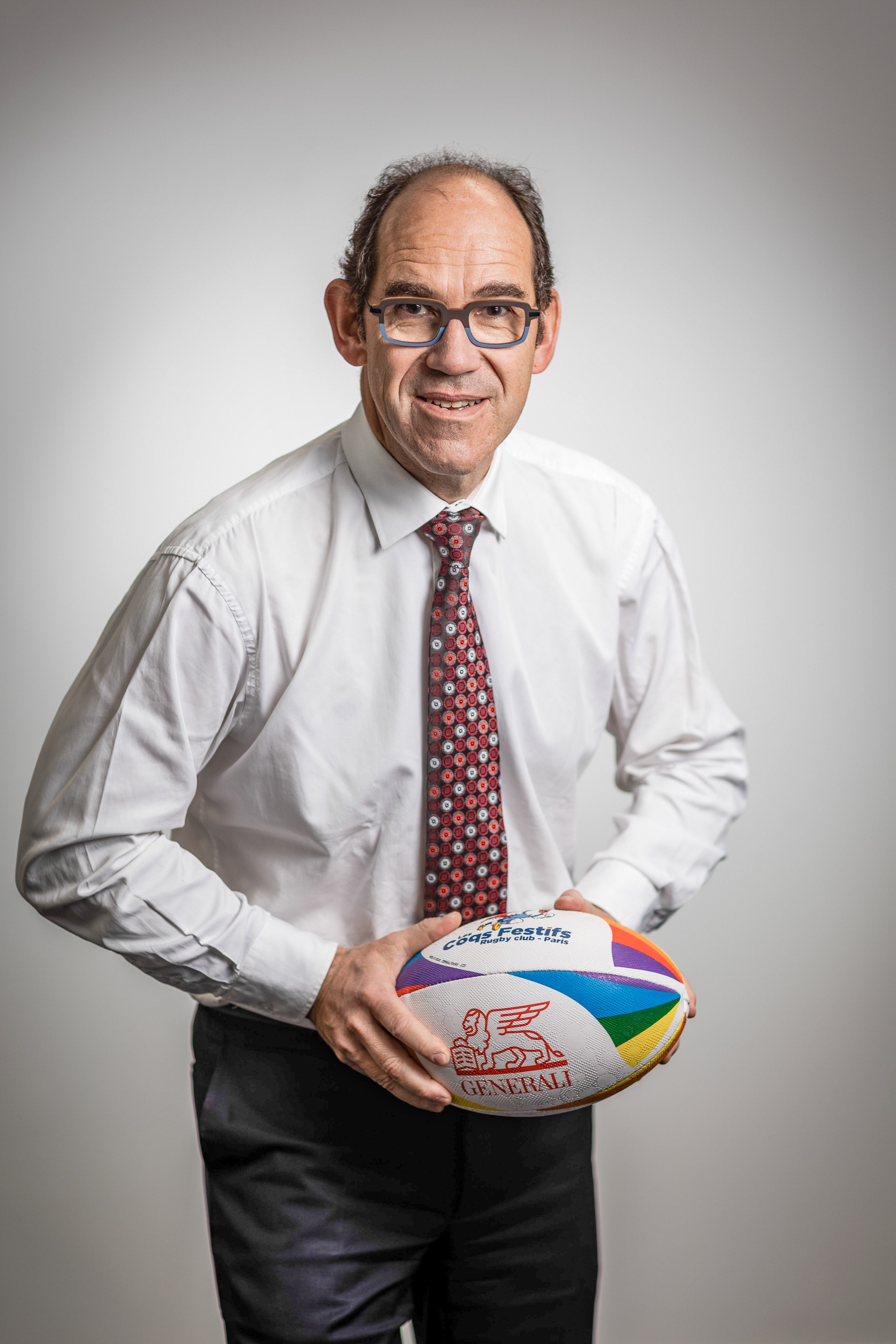 Jean-Laurent Granier, PDG de Generali France et le ballon des Coqs Festifs